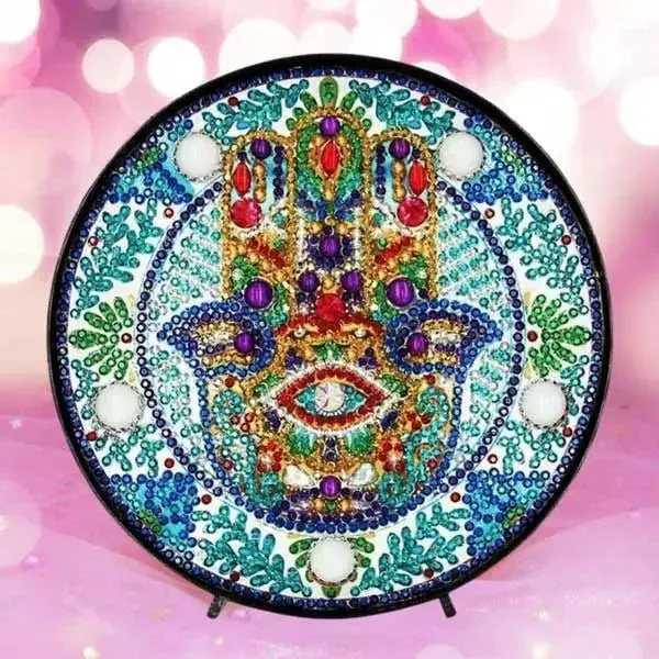 Lampe LED Hamsa pour sublimer votre broderie diamant